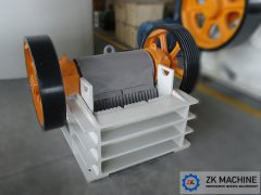 Material of movable jaw crusher and fixed jaw plate